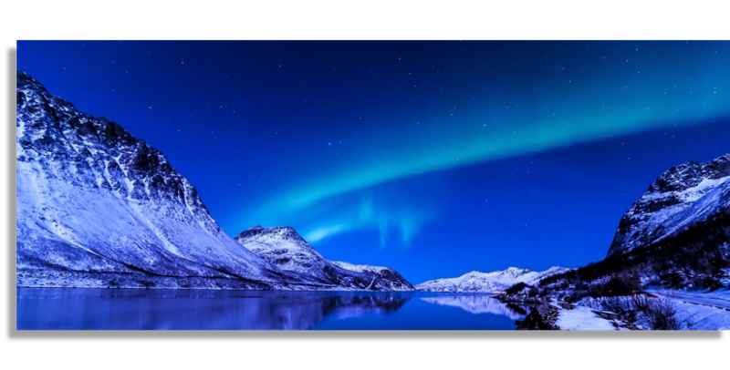 Aurora Boreal Entre Montaña